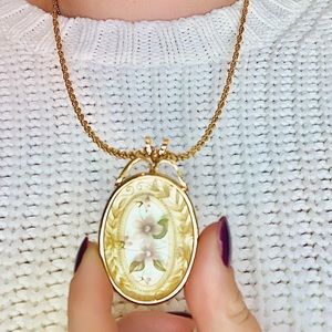 Vintage floral oval necklace w/ clasp in back